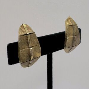 BSK Vintage Gold-Tonę Graphic Leaf Clip-On Earrings
